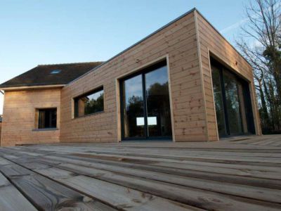 Extension ossature bois terrasse bois et doublage par extérieur en bois partie existante