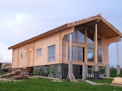 Grande maison avec rez-de-chaussée et étage mezzanine