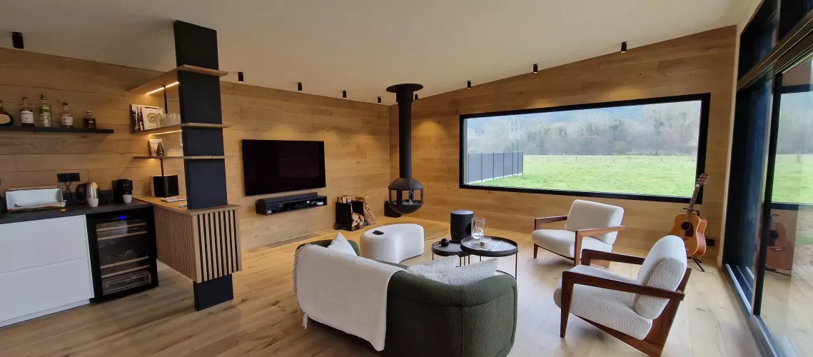 Maison en madrier de plain-pied avec larges terrasses couvertes, avec de grandes parties vitrées