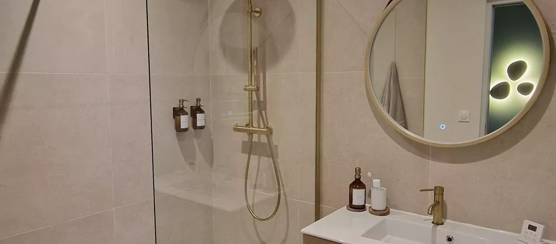 Maison en madrier de plain-pied avec larges terrasses couvertes, avec de grandes parties vitrées